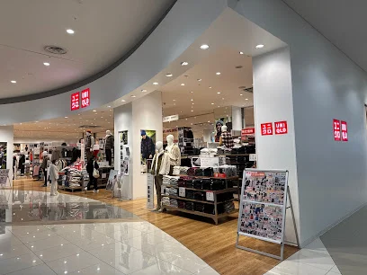 ユニクロ イオンモール高岡店まで徒歩14分