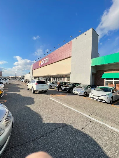 DCM 高岡駅南店まで徒歩6分