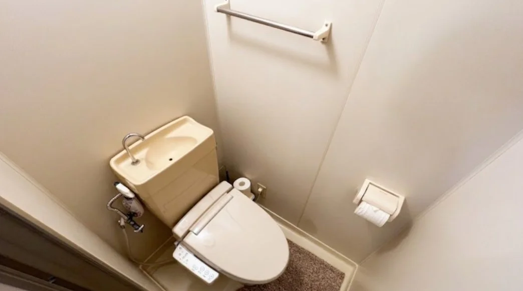 【トイレ画像】ウォシュレット付トイレです(*^^)v清掃道具もご用意しております☆彡出雲駅前ウィークリーマンションでは標準設備です♪物件によっては２名以上での利用が可能な物件もあります♪