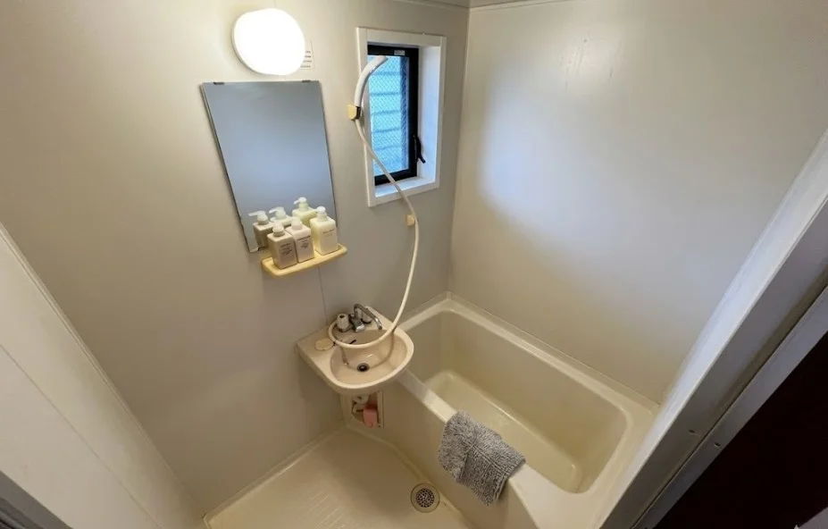 バスルーム画像です♪出雲駅前ウィークリーマンションでは、お風呂用の桶もあるのでごゆっくりと快適にご利用いただけます★水道光熱費込みの嬉しいウィークリーマンション★