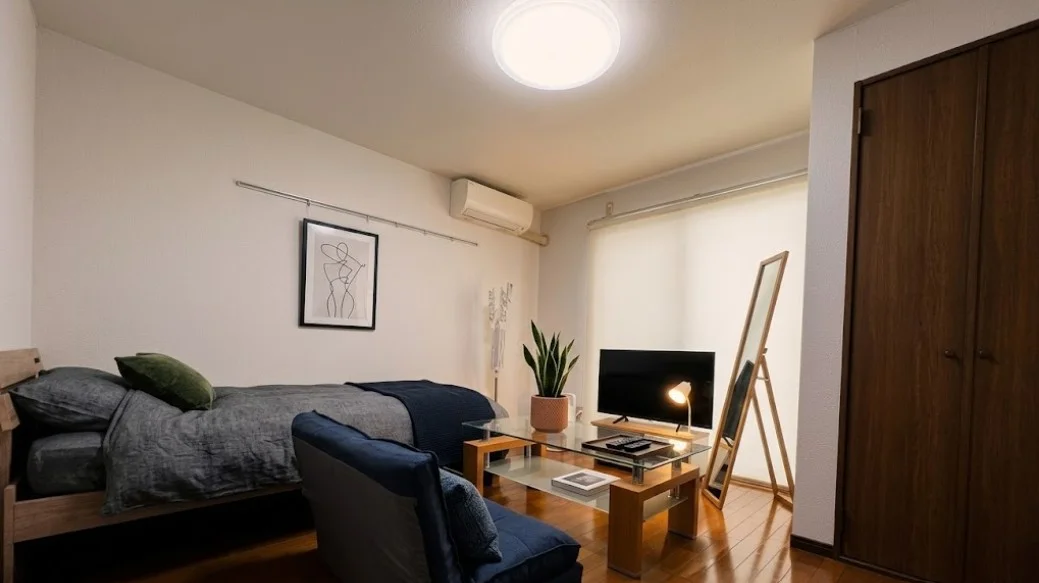 「荷物は一つだけ持ってきても、快適に生活できる」をモットーにした、出雲駅前のウィークリーマンションの室内画像です。また、長期滞在のお客様向けに、出雲駅前のマンスリーマンションプランもご用意しています。※植木と額とクッションなどは写真用です。