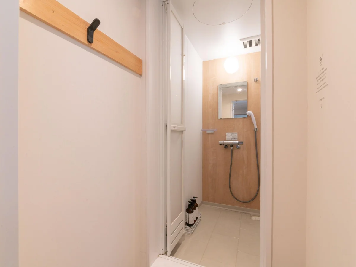 脱衣所スペースもございます。シャンプー類もご用意◎