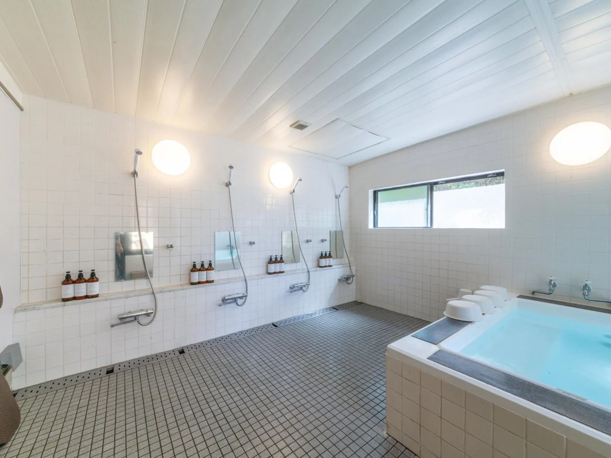 男性用のサウナ＆シャワールームです。