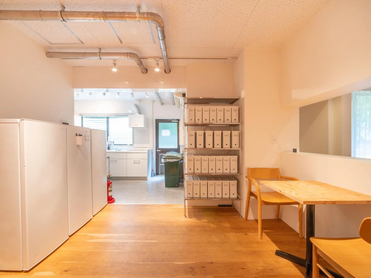 食事スペースと大型の冷凍庫があります！