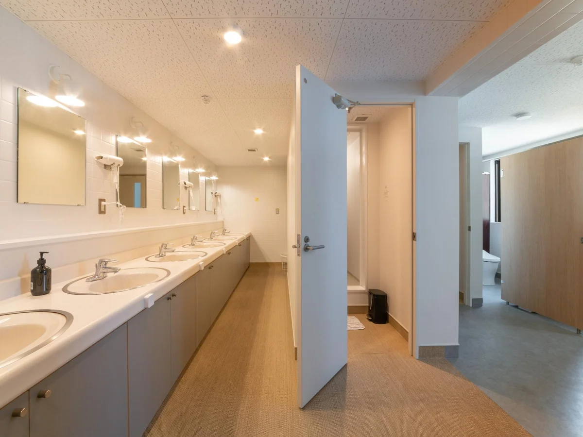 共用の洗面台とシャワールームです。