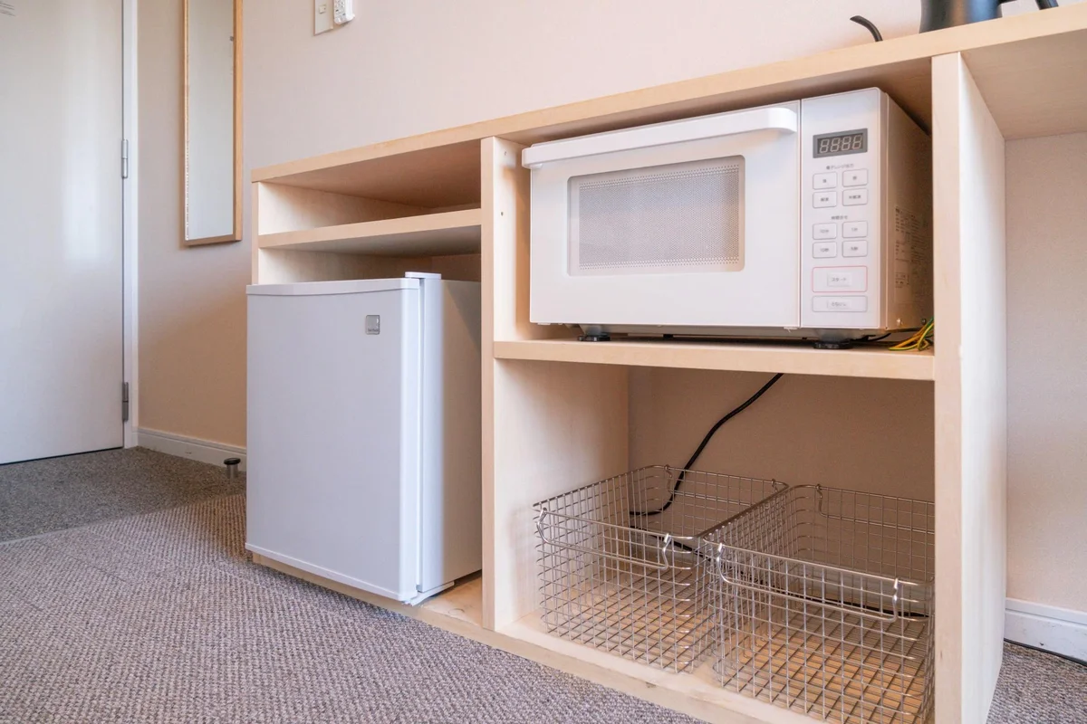 電子レンジやカトラリーを用意しています。