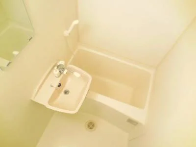 清潔感のある白を基調とした浴室です。