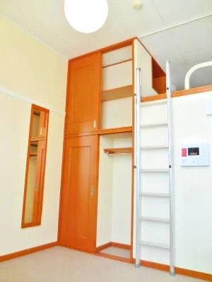 天井まで続く大容量の収納スペースがあります◎