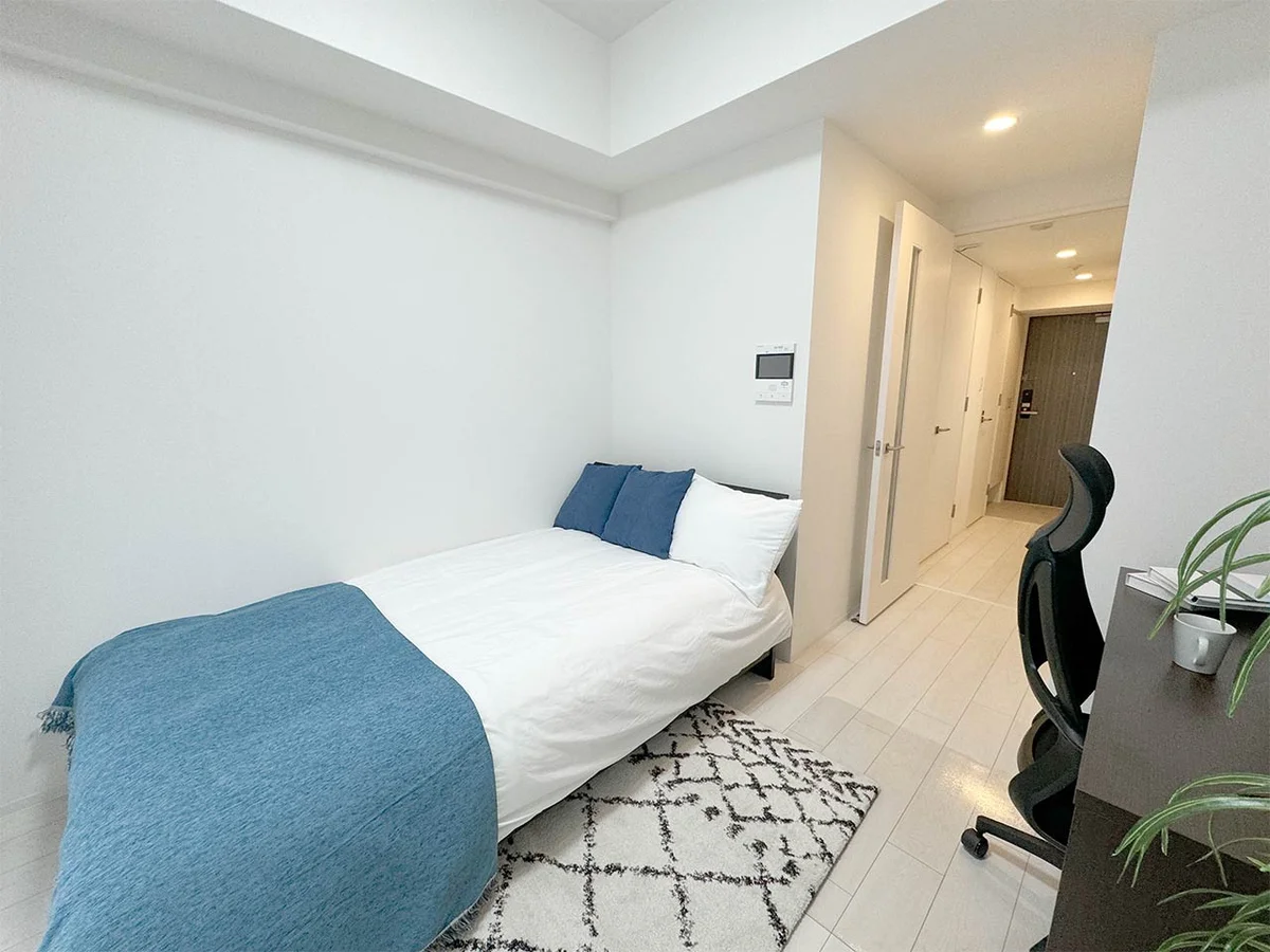 写真はお部屋のイメージです。ラグなどの室内装飾はございません。