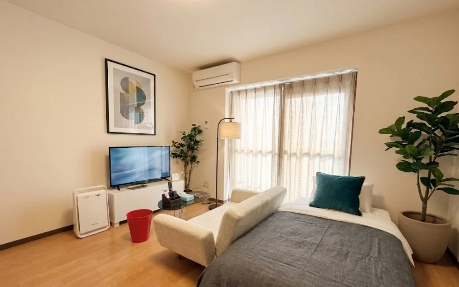 【米子駅前（昭和町）格安ウィークリーマンション・米子駅前（昭和町）マンスリーマンション】当サイトの人気物件♪品実評価◎、価格◎、お客様アンケートでも上位の人気ウィークリーマンションです♪※植木と額とクッションなどは写真用です。