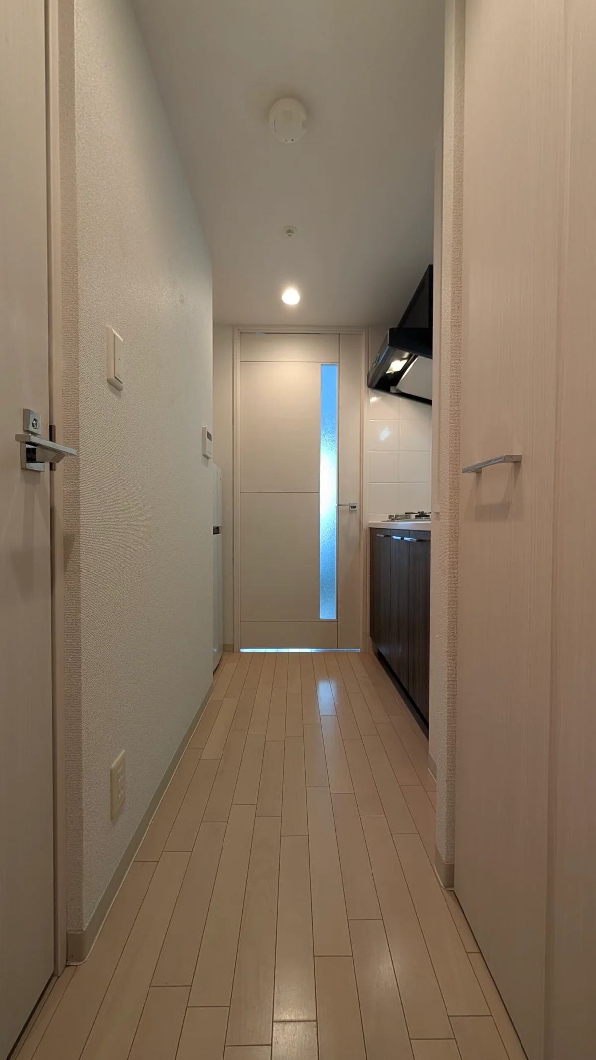 清潔感のある廊下♪どんなお部屋かなあ♪