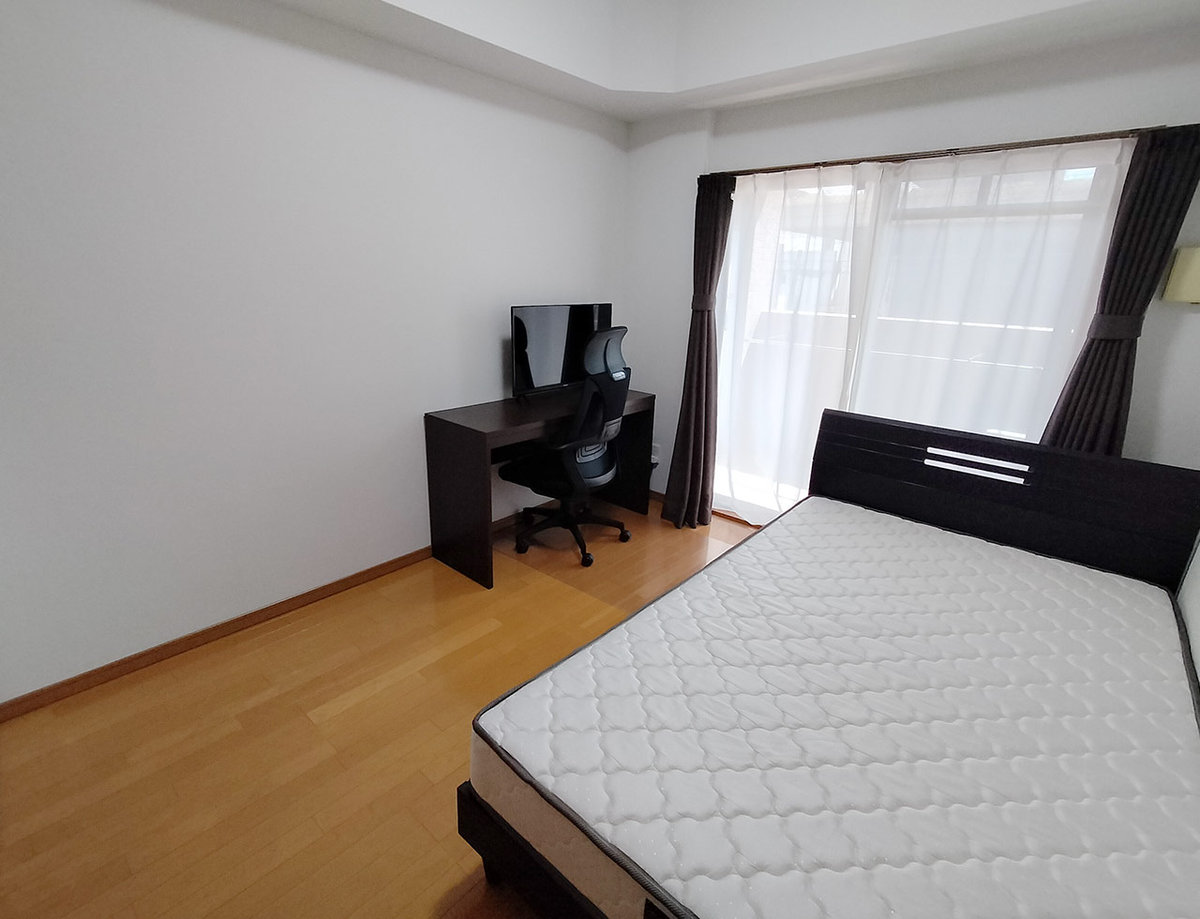 写真はお部屋のイメージです。ラグ等の室内装飾はございません。