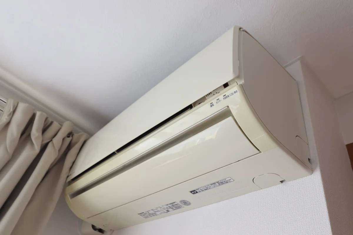 エアコン冷暖房付き！　温度調節可能で一年を通して快適にお過ごしいただけます
