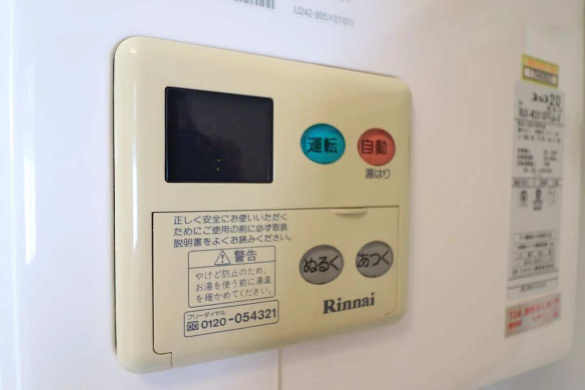 寒冷地での生活って不安だったんですが、このパネル一つでいつでも熱いお湯が出るなんて感動です！帰宅してお湯張りをピピッと押すだけで、極寒の外から一気に天国へワープできる魔法のスイッチですね。