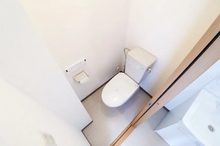 長期滞在の満足度はトイレで決まると言っても過言ではありません。温水洗浄便座完備は当然として、床から壁に至るまで清掃が行き届いた明るい空間は、入居者に絶対的な安心感と衛生品質を約束しています。