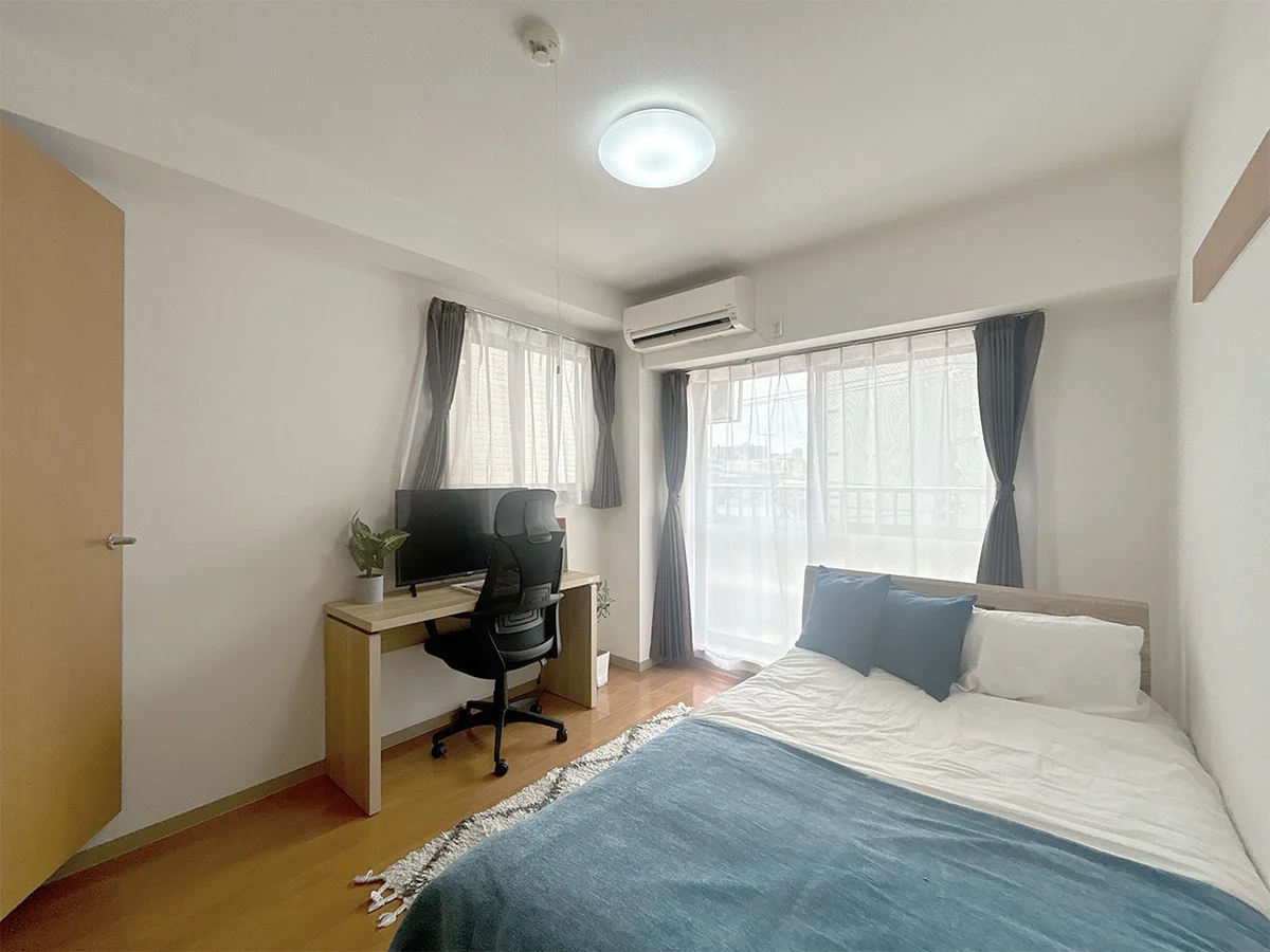 写真はお部屋のイメージです。ラグなどの室内装飾はございません。