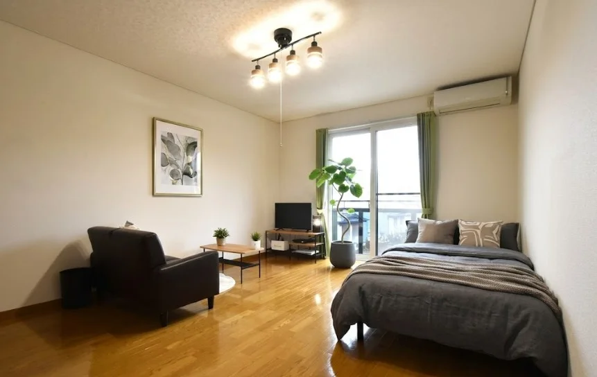 角部屋でお部屋広々なマンスリーマンション！　暖かい色味の室内が魅力で　割安なマンスリーマンション！※植木と額とクッションなどは写真用です。