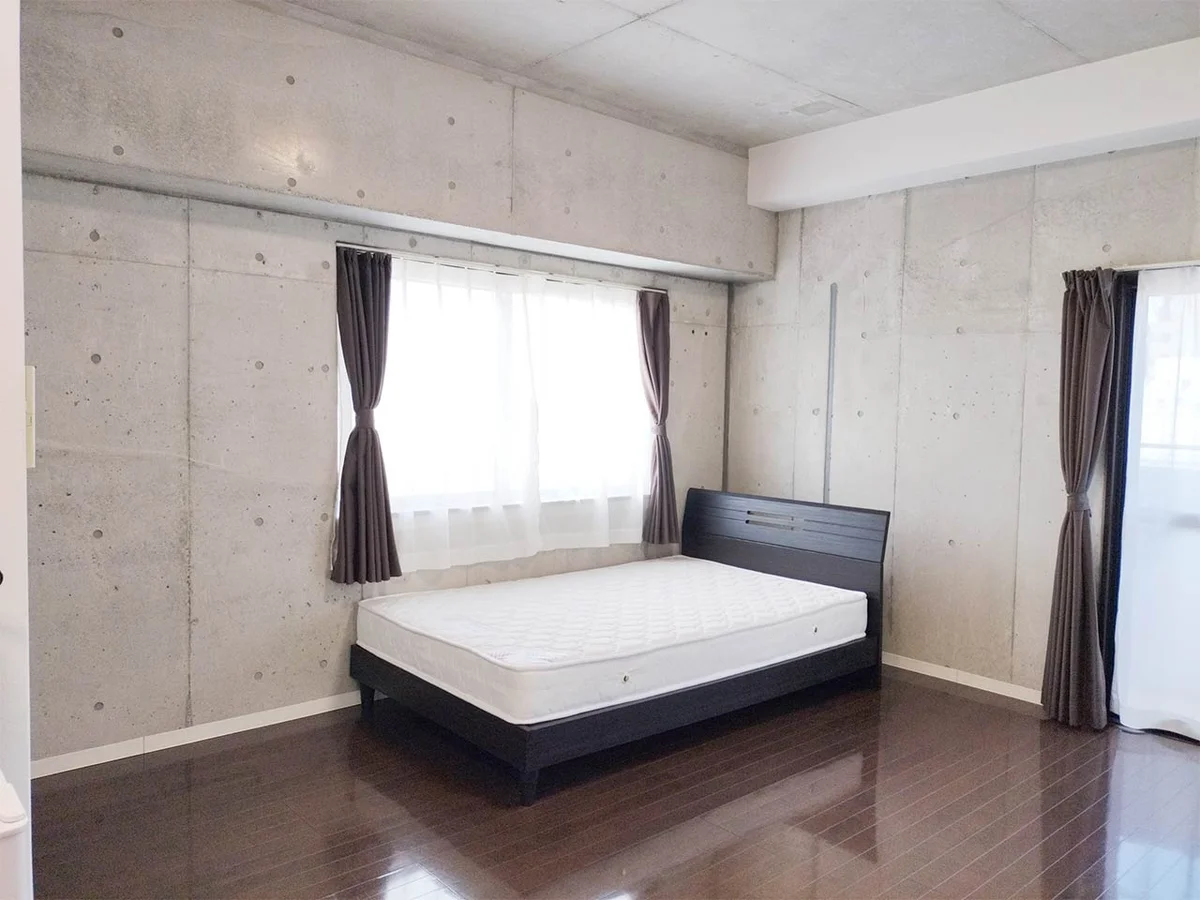 写真はお部屋のイメージです。ラグなどの室内装飾はございません。