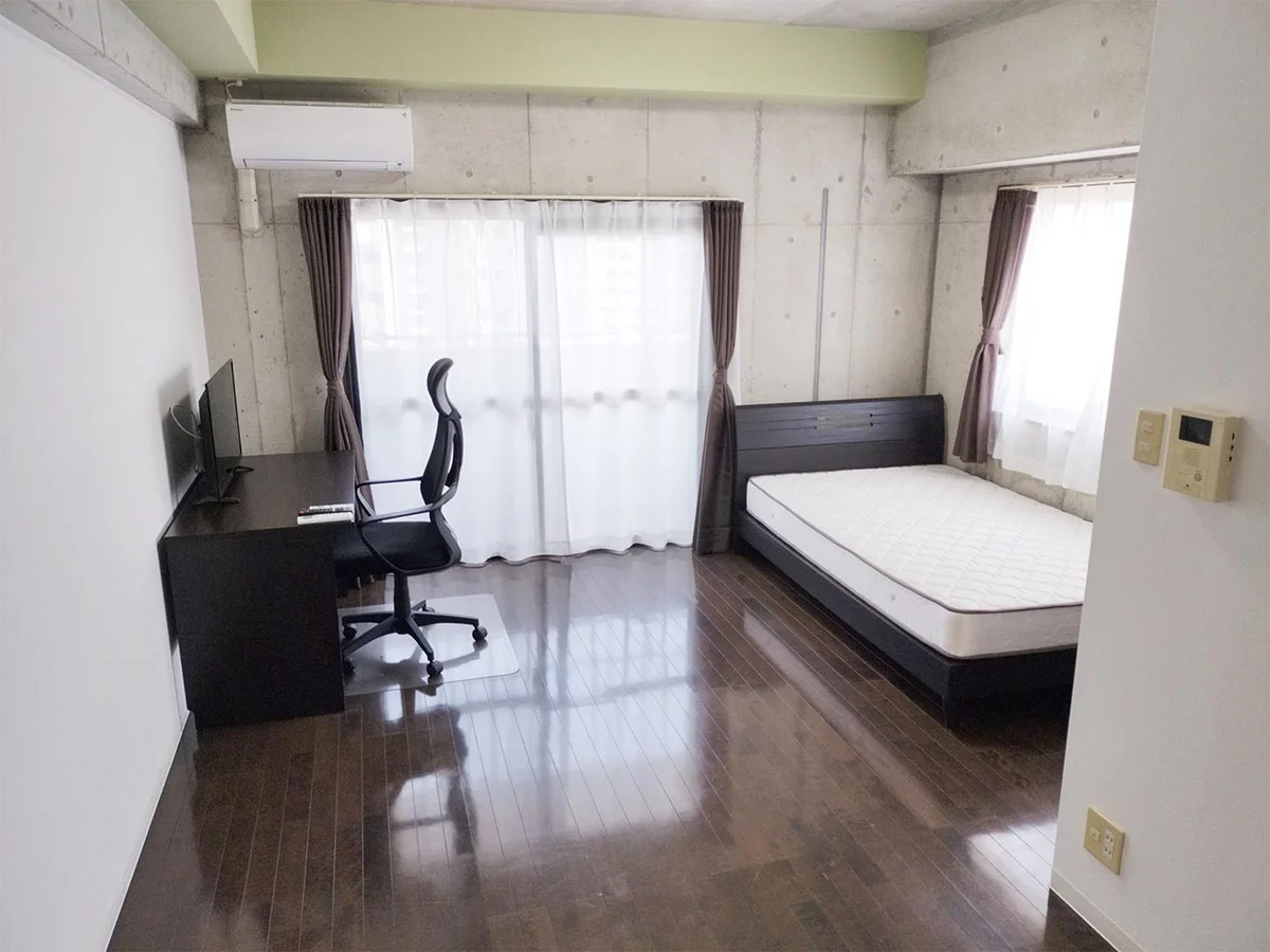 写真はお部屋のイメージです。ラグなどの室内装飾はございません。