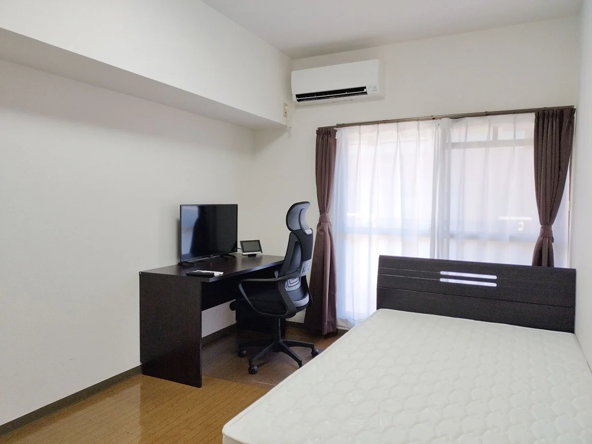 写真はお部屋のイメージです。ラグ等の室内装飾はございません。