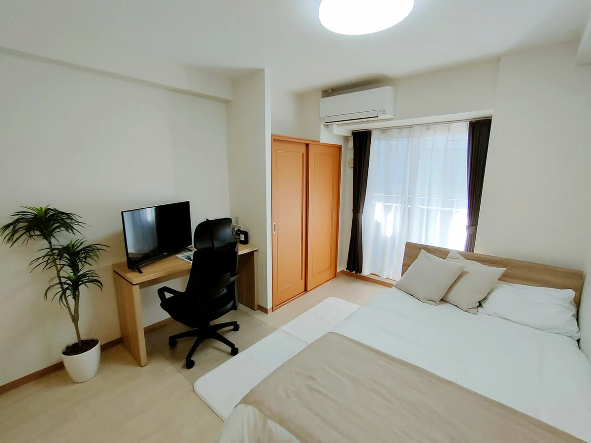 写真はお部屋のイメージです。ラグなどの室内装飾はございません。