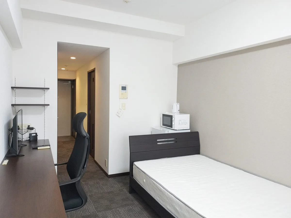 写真はお部屋のイメージです。ラグなどの室内装飾はございません。