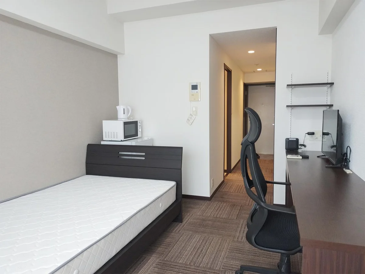 写真はお部屋のイメージです。ラグなどの室内装飾はございません。