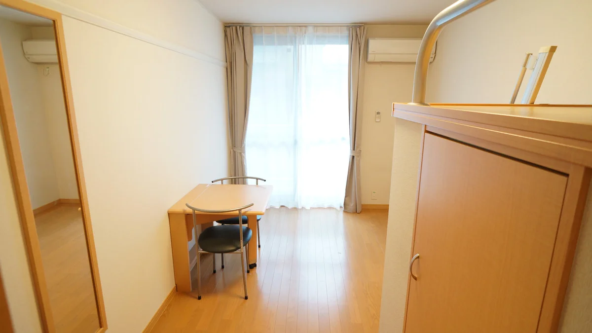 カーテン、エアコン等、入居してすぐ必要なものがそろってます♪