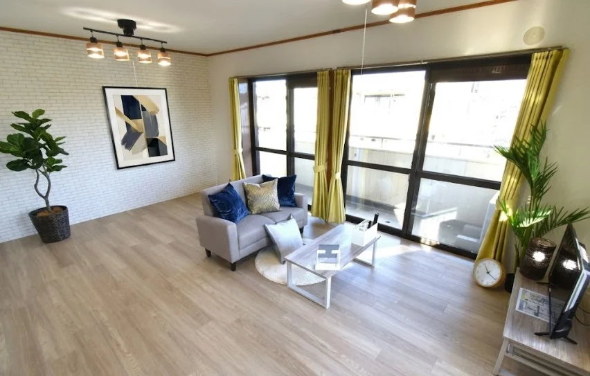 広々空間！　ナチュラルカラーなインテリアでくつろげるお部屋！　家具家電、備品充実で満足度高！※植木と額とクッションなどは写真用です。
