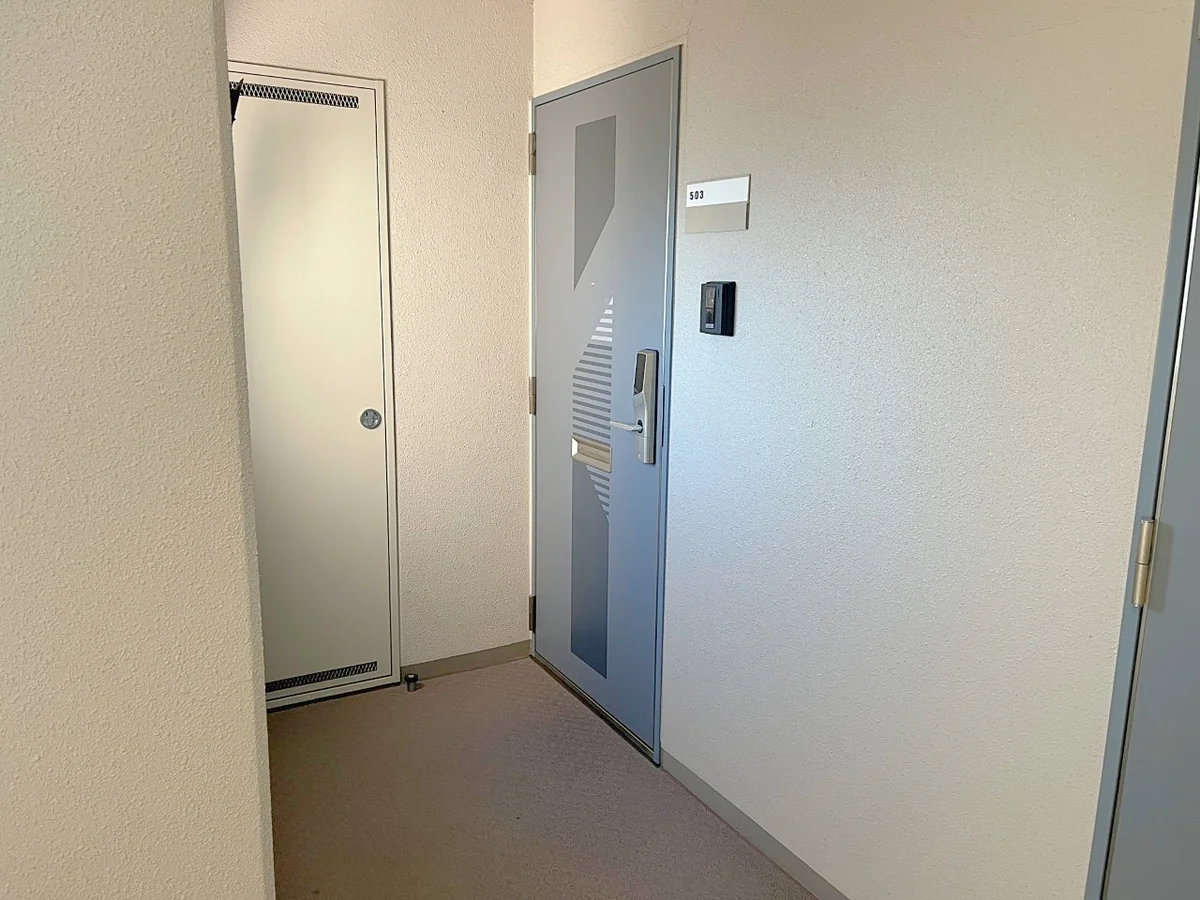 玄関はこんな感じです☆一番端のお部屋です♪