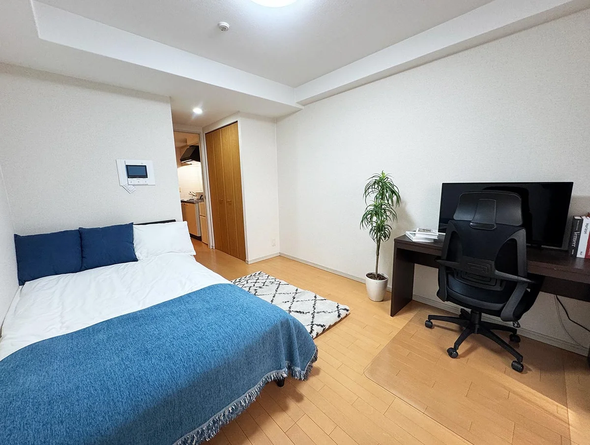 写真はお部屋のイメージです。ラグなどの室内装飾はございません。