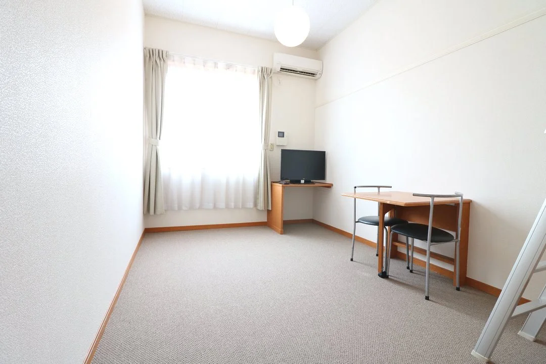 日当たりの良い南向きで開放的な窓から日が差し込みます。