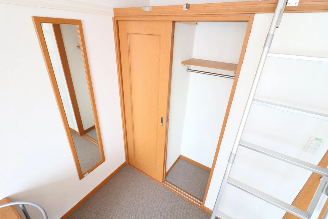 あれば便利なロフト付！梯子を付け替えクローゼット上も収納活用