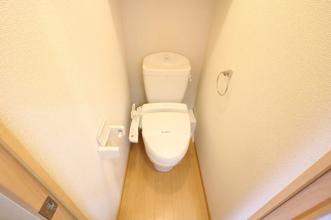 温水洗浄便座付きトイレにより快適です。