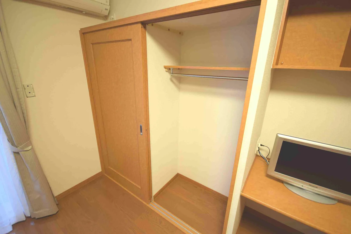 ハンガーパイプ付きで衣類の収納も簡単に♪