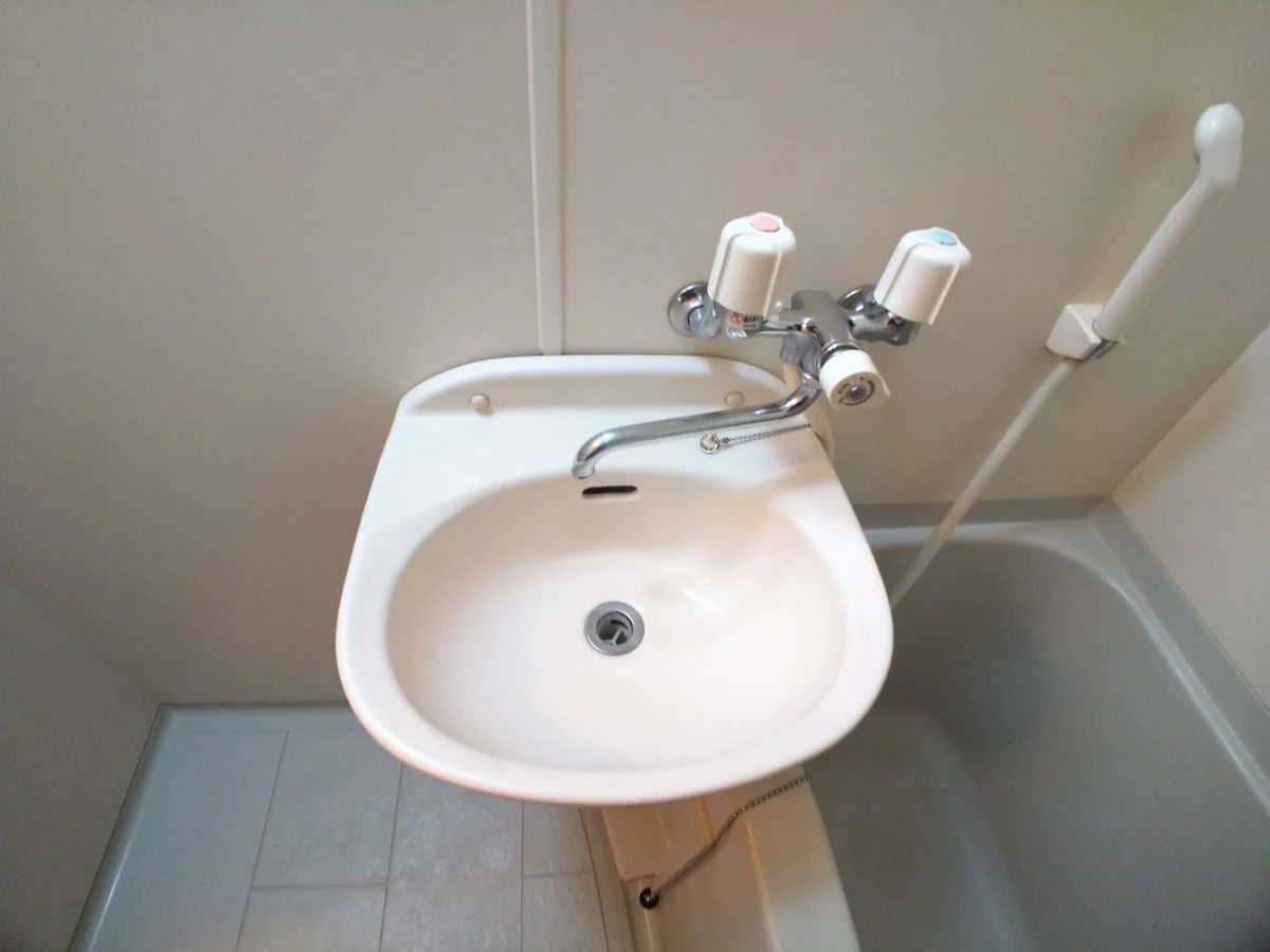 鏡を備え　準備のしやすい洗面台