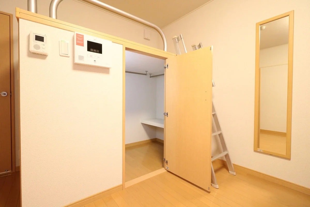 ウォークインクローゼットにより女性の方でも収納が安心！