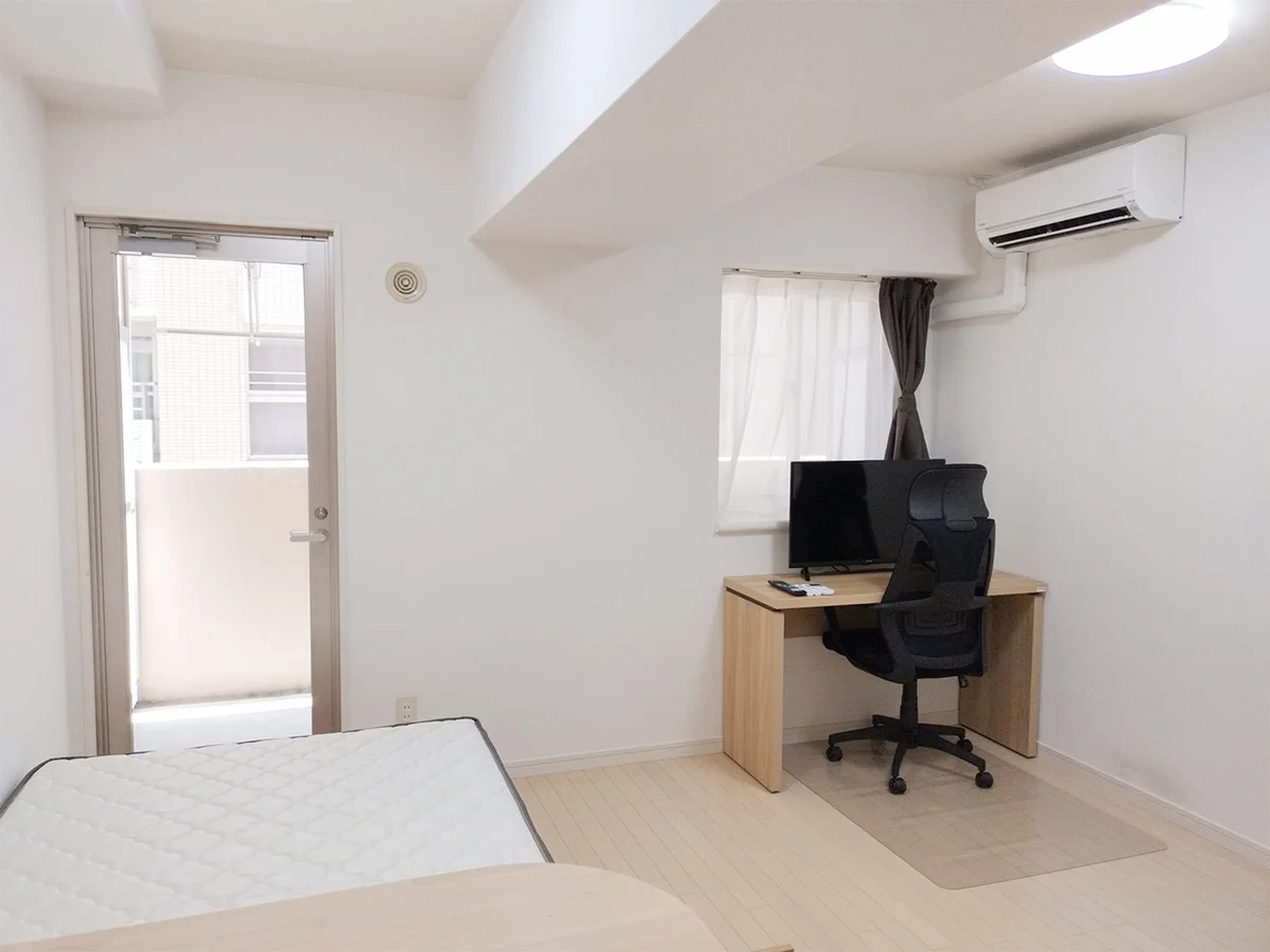 写真はお部屋のイメージです。ラグなどの室内装飾はございません。