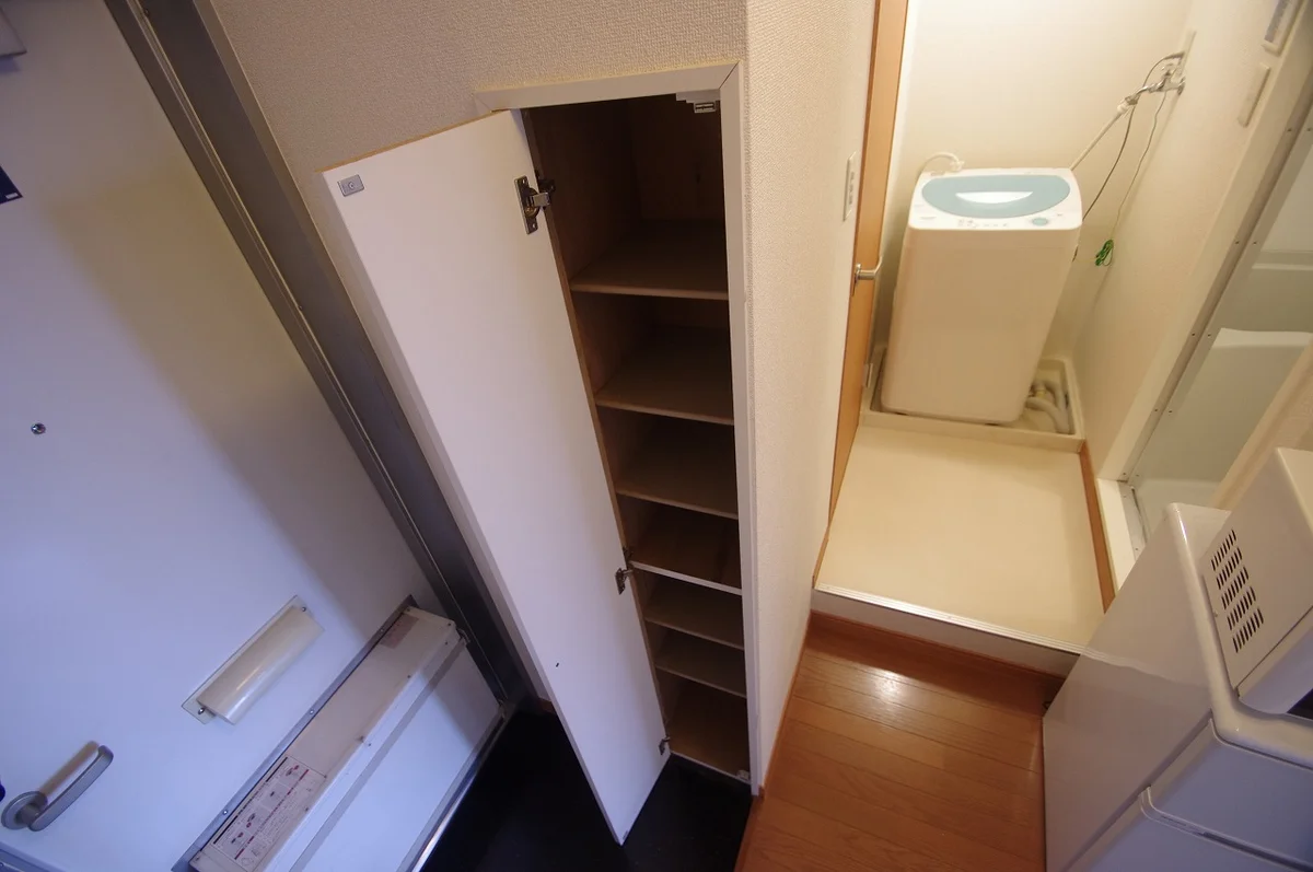 シューズボックスの棚は可動式になりブーツも収納できます