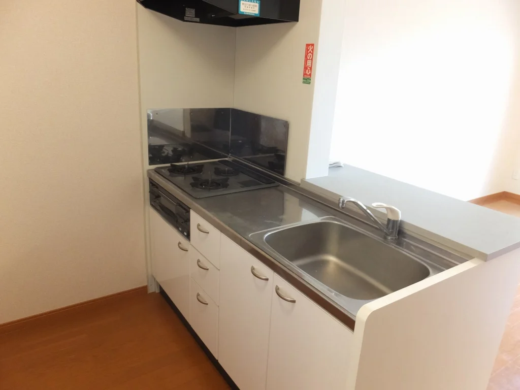 ３口ガスコンロ・グリル付きの物件です。