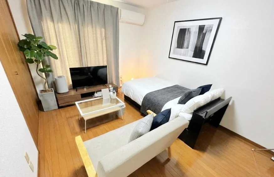 【室内画像】福井市ウィークリーマンションのお部屋です♪お部屋のクロスがとてもオシャレです(^^♪研修などのご利用にも最適です★※植木と額とクッションなどの装飾は写真用です。