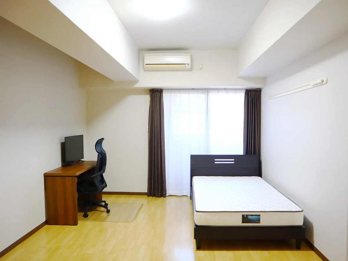 写真はお部屋のイメージです。ラグなどの室内装飾はございません。