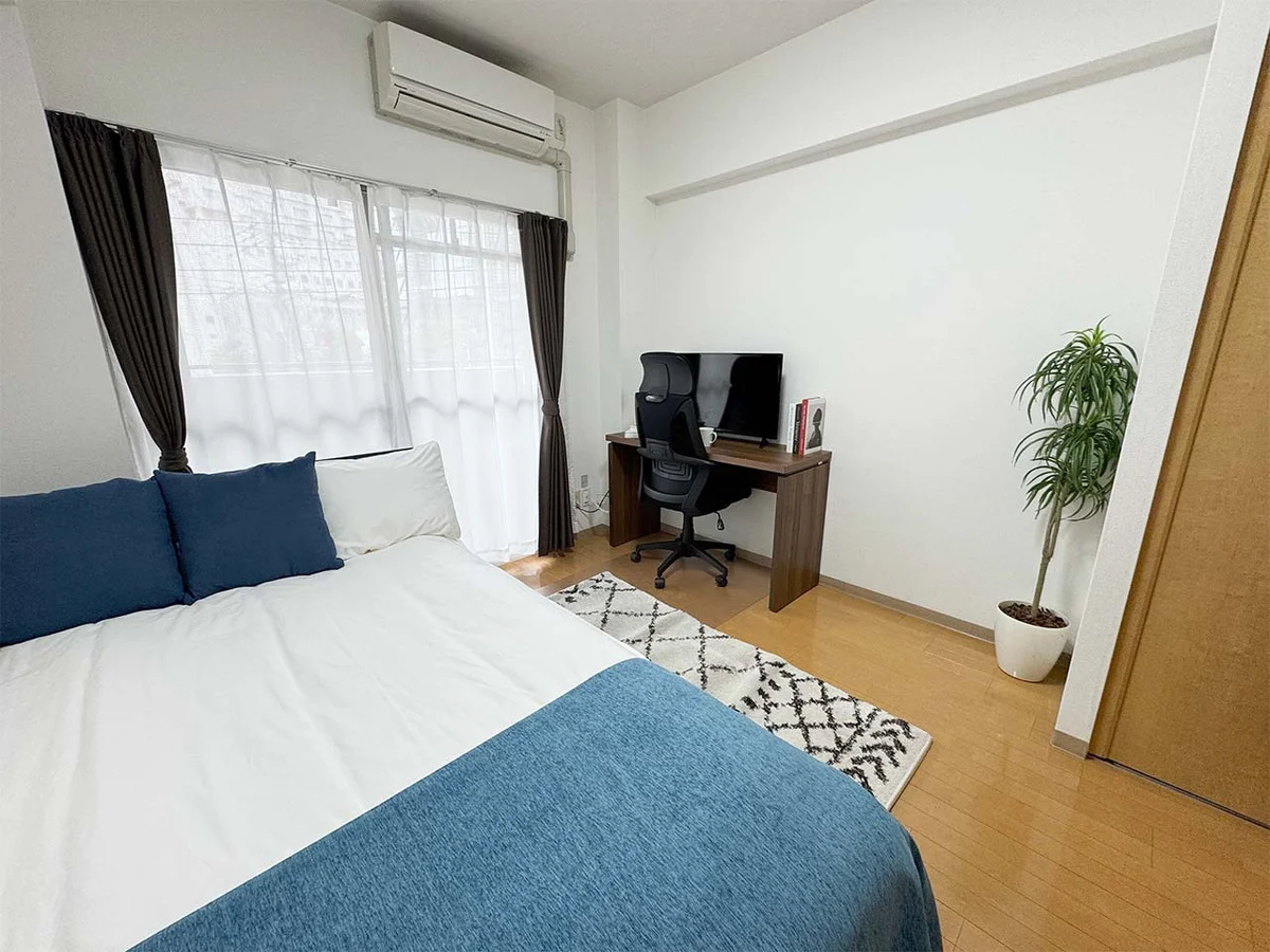 写真はお部屋のイメージです。ラグなどの室内装飾はございません。