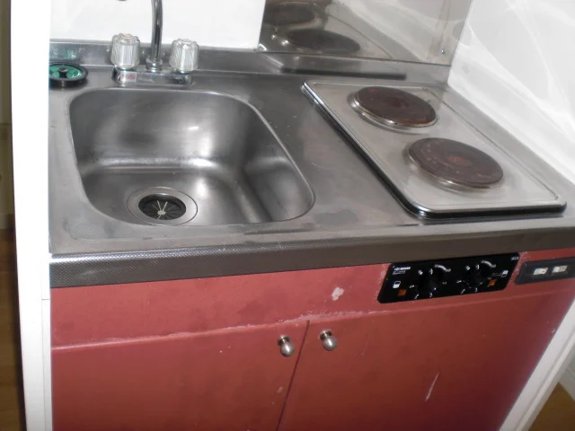 キッチンはシンク下に収納棚付き。