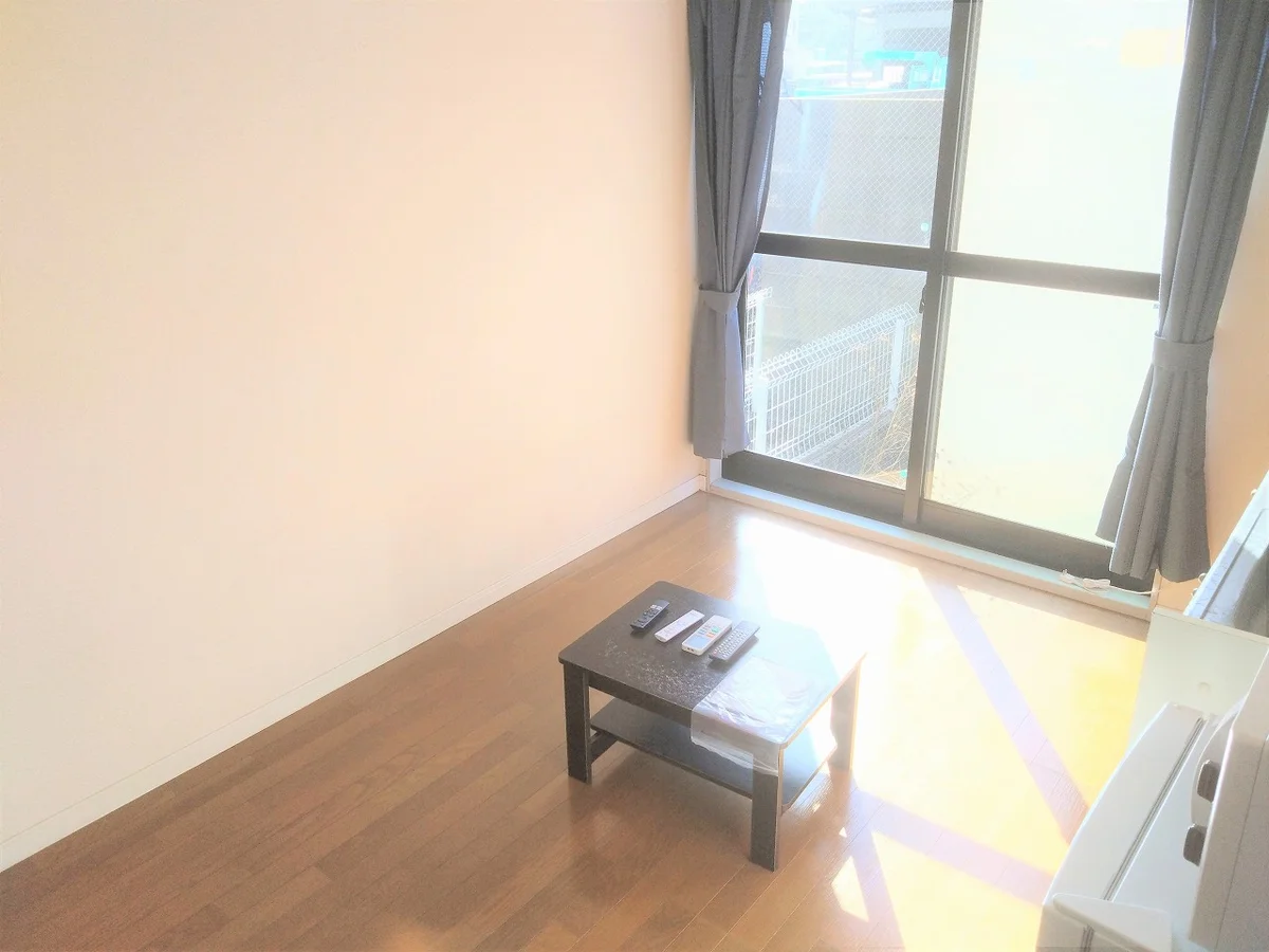 お部屋によっては、カーテンなど付いていない部屋もあります。