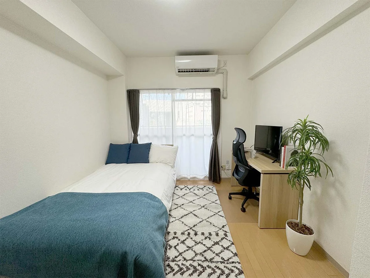 写真はお部屋のイメージです。ラグなどの室内装飾はございません。