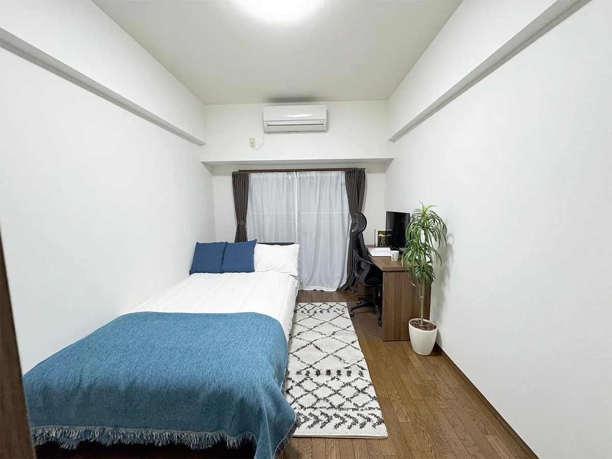 写真はお部屋のイメージです。ラグなどの室内装飾はございません。