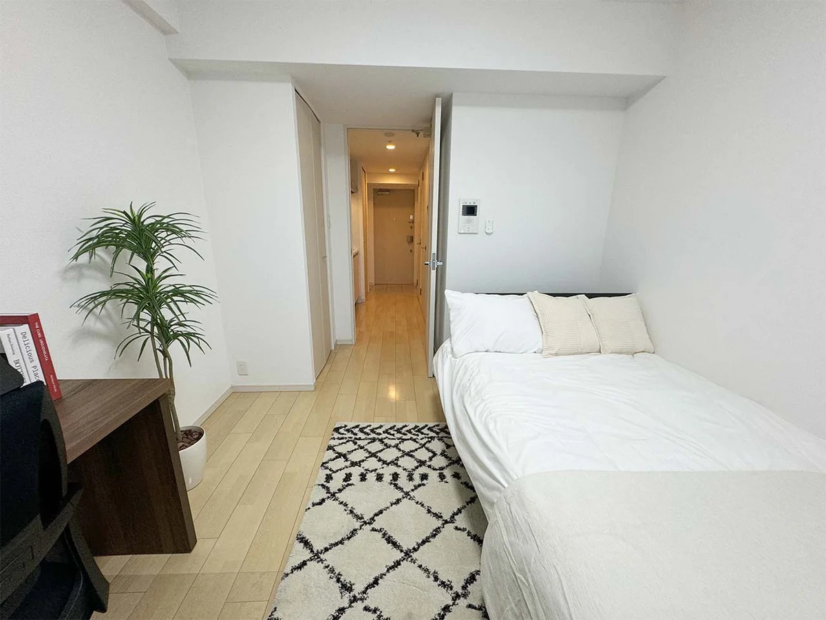 写真はお部屋のイメージです。ラグなどの室内装飾はございません。