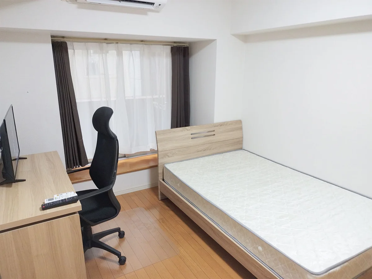 写真はお部屋のイメージです。ラグなどの室内装飾はございません。