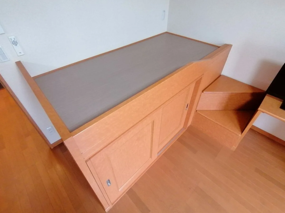 ベッド付きです。ベッド下部は収納となっています。